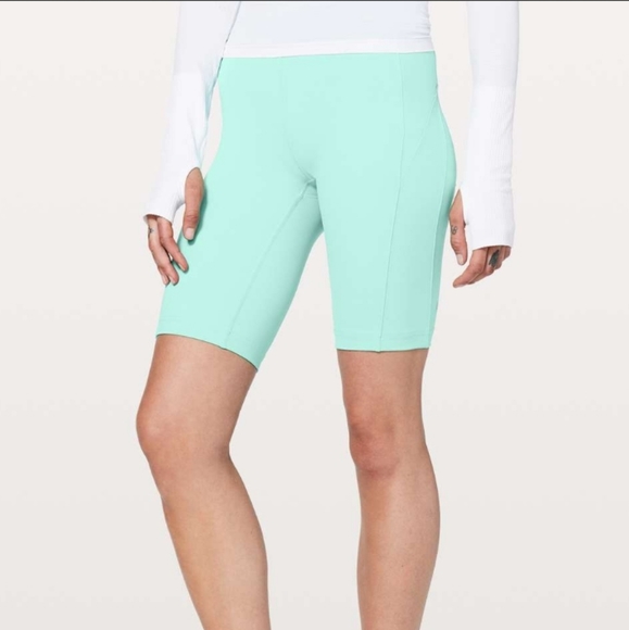 NWOT Lululemon On Pace Short *10" - Picture 2 of 12